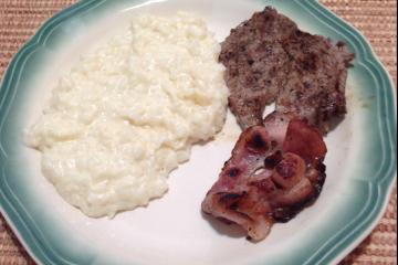 Filé mignon e bacon grelhados com com arroz a piamontese