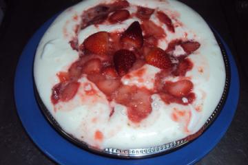 Sobremesa rápida de morango com creme