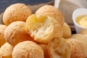 Pão de queijo fácil com receita da vovó para fazer no Dia das Crianças