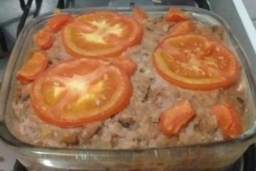 Bolo de carne moída recheado com presunto e mussarela