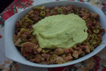 Picadinho de linguiça com purê da batatas