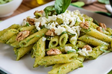 Penne ao pesto com nozes clássico rápido e prático
