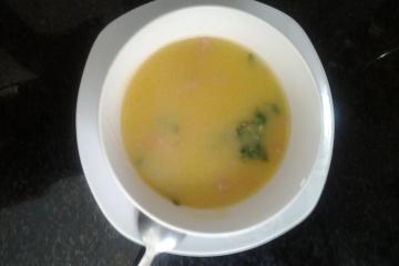 Caldo de fubá com couve e linguiça toscana