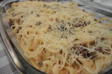Macarrão com carne moída e queijo