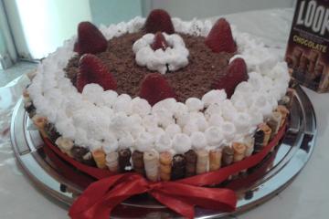Bolo de chocolate e morango com Twix