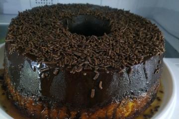 Bolo de cenoura com raspas de chocolate