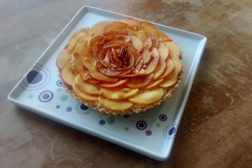 Torta de maçã caramelizada com castanha-do-pará e mousse de leite condensado cozido
