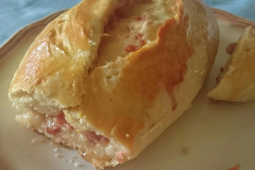 Pão recheado com presunto