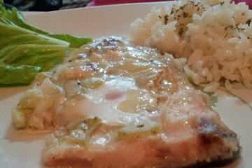 Filé de peixe ao forno com leite de coco