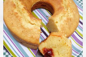 Bolo de fubá com goiabada fácil