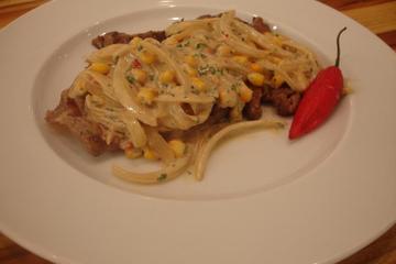 Bife acebolado com molho à México