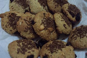 Cookie de aveia com passas, granulado e castanhas