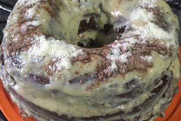 Bolo de Oreo com cobertura de leite em pó