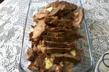 Carne assada recheada com queijo e bacon