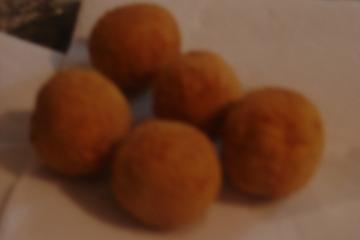Bolinha de milho com queijo