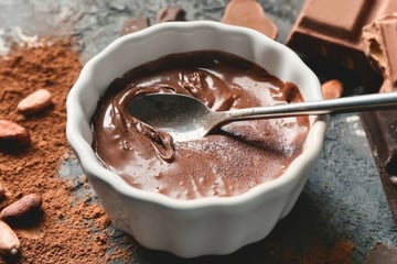 Mousse de chocolate de 2 ingredientes muito cremosa e aerada, sem ovo e sem gelatina