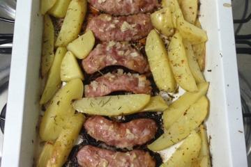 Linguiça ao forno com batatas