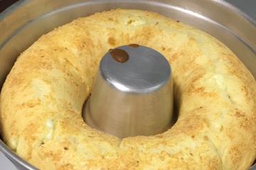 Pão de queijo gigante, recheado com requeijão cremoso