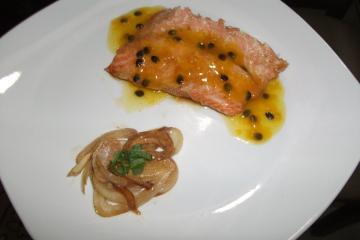 Salmão ao molho de maracujá