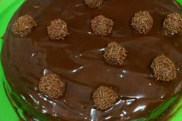 Bolo de cenoura com brigadeiro trufado Receita por Cozinha da Déa - Cookpad