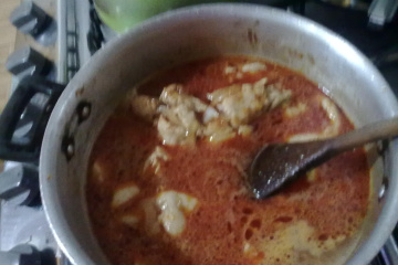 Frango com macarrão na mesma panela