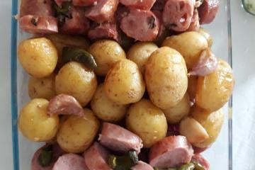 Linguiça ao forno com batatas