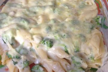Macarrão com brócolis e bacon gratinado
