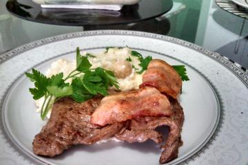 Filé mignon e bacon grelhados com com arroz a piamontese