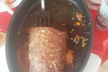 Rocambole de carne moída com queijo e presunto