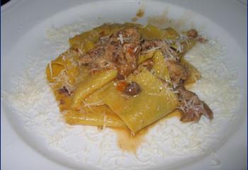 Papardelle com filé de frango e quatro queijos