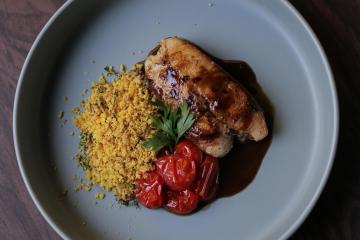 Posta de Robalo com Molho de Tucupi Preto e Farofa Crocante com Tomate Confit