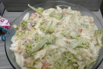 Macarrão com brócolis e creme branco
