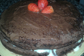 Bolo de chocolate com cobertura de morango do amor