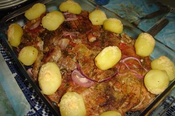 Atum ao forno com batatas gratinadas
