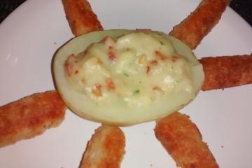 Batata recheada com requeijão e bacon