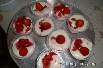 Sobremesa rápida de morango com creme