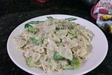 Macarrão com brócolis e creme branco
