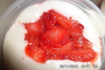Sobremesa rápida de morango com creme
