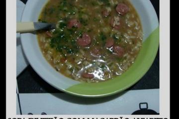Sopa de feijão com macarrão de letrinhas e linguiça