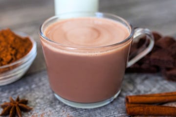 Chocolate quente de micro-ondas simples e barato com achocolatado e maisena