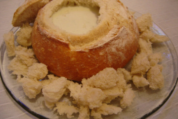 Fondue de gorgonzola do pão italiano