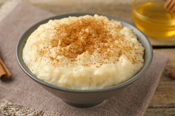 Arroz doce vegano com leite de coco e truque para ficar tão cremoso quanto o tradicional