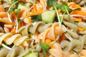 Salada de macarrão fusilli