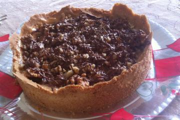 Torta de banana com doce de leite e nozes