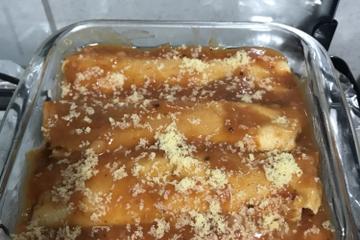 Panquecas com recheio de carne e ervilhas