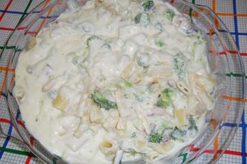 Macarrão com brócolis e creme branco