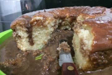 Bolo de limão com calda de chocolate