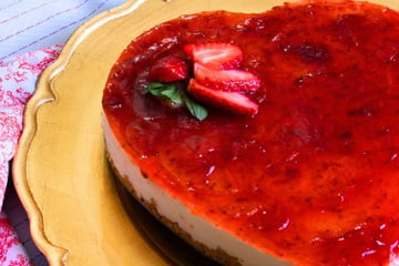 Cheesecake de morango fácil para um doce romântico que vai impressionar a namorada ou o namorado