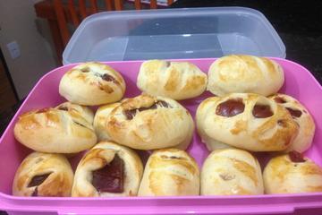 Pão recheado com goiabada