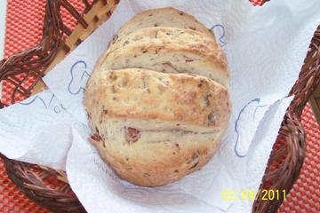 Pãozinho italiano caseiro com salame, azeitonas e ervas frescas